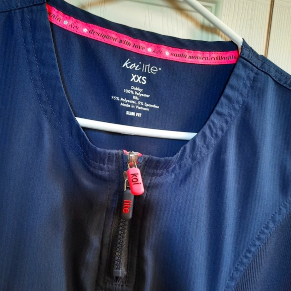Koi lite scrubs serenity double zipper top. Size XXS - Picture 4 of 9